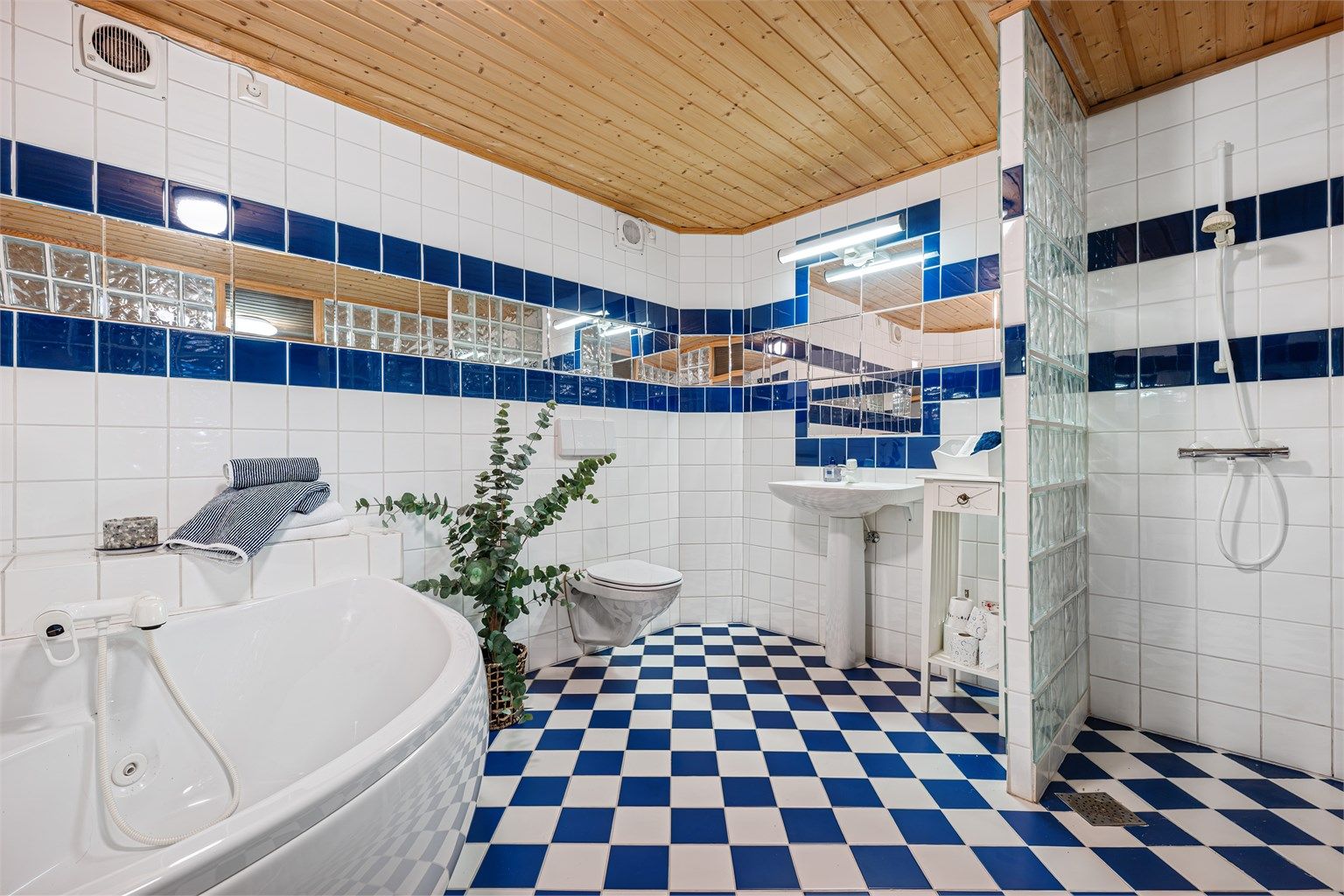 Badet er helfliset.