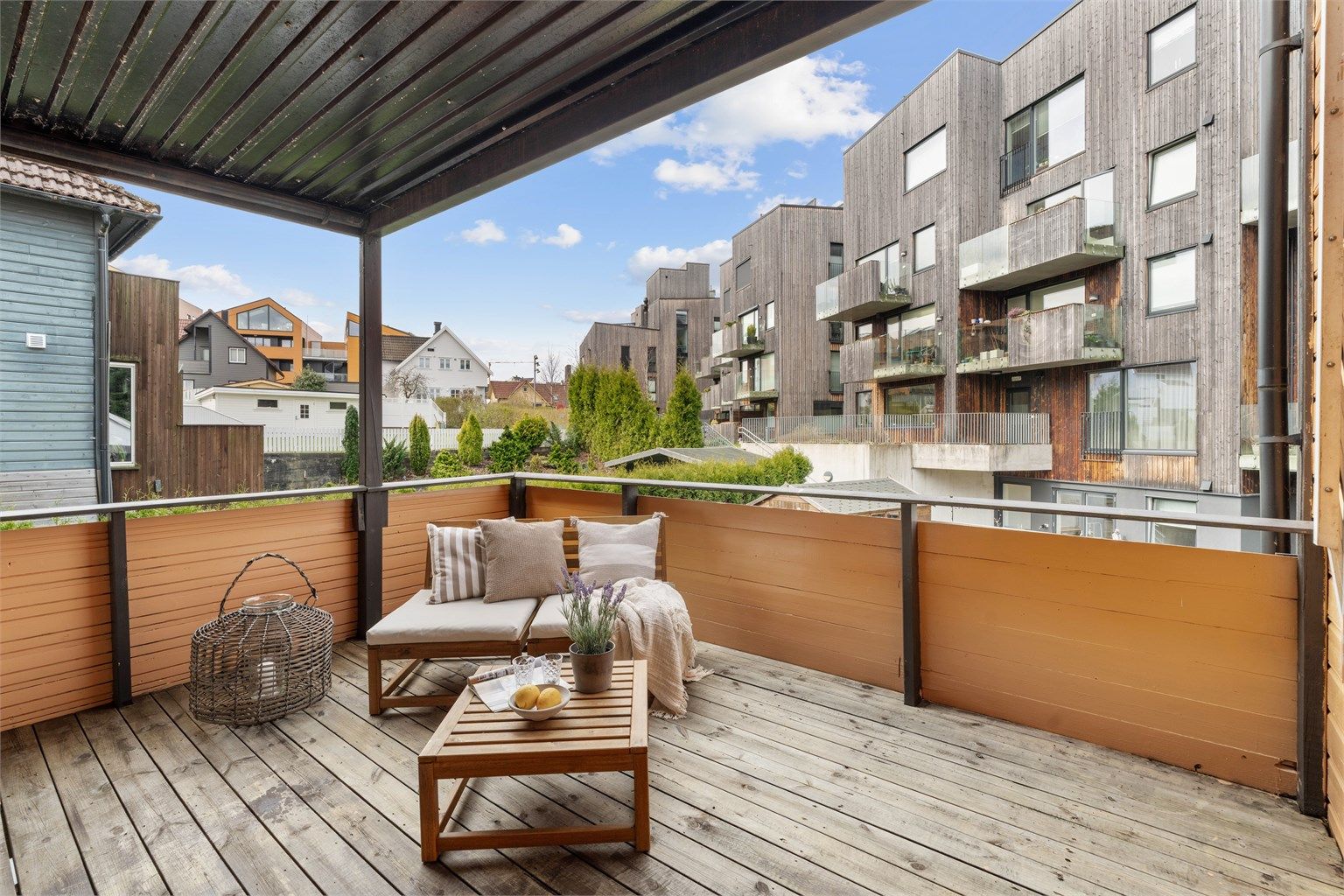 Romslig balkong på 12 m²