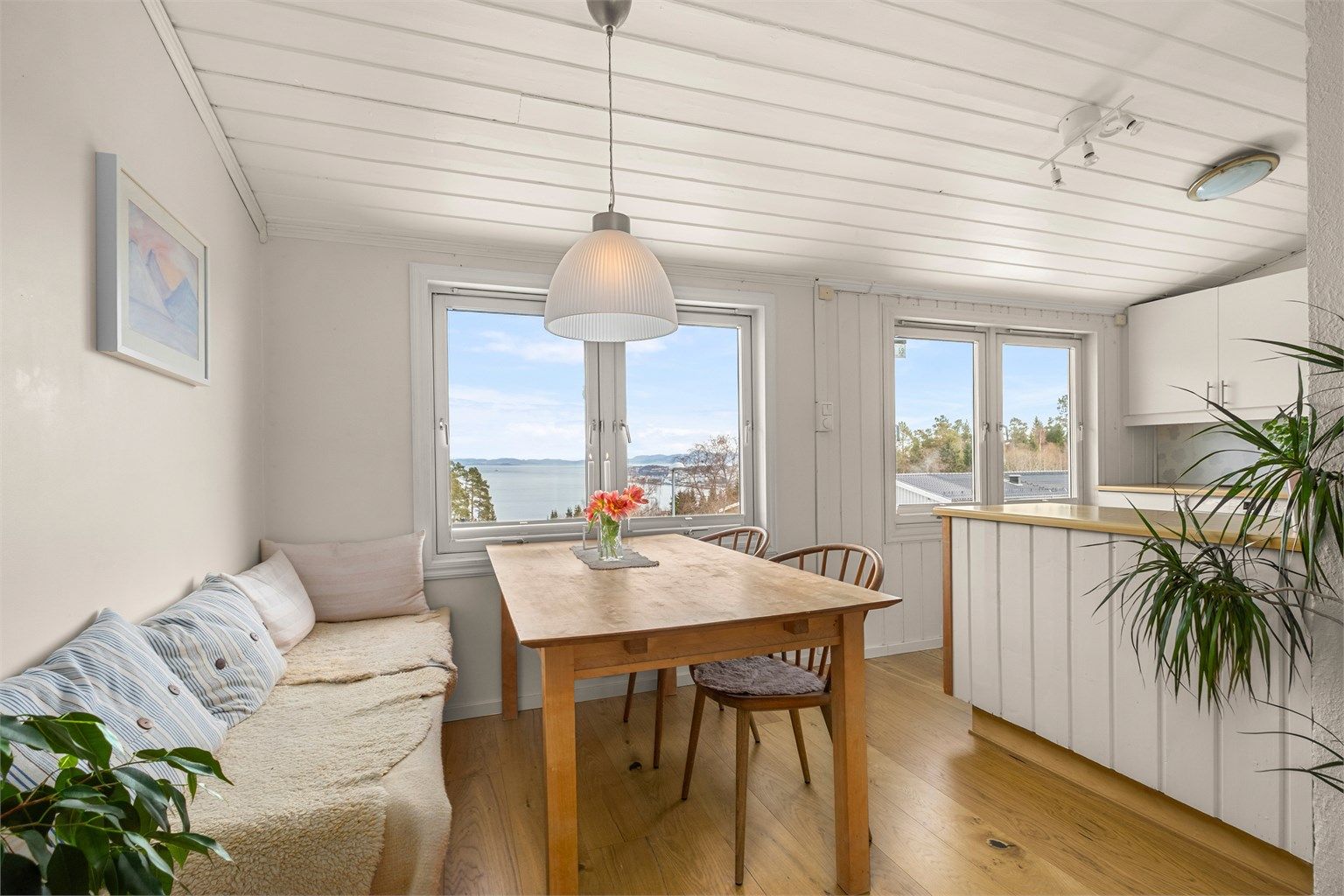 Mellom kjøkken og spiseplass er det etablert en praktisk øy som gir ekstra arbeidsbenk samt oppbevaringsplass. De fleste rommene i leiligheten fikk nytt gulv i 2017