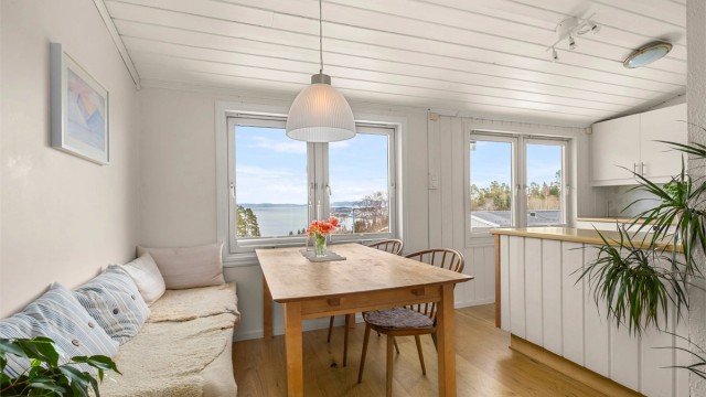 Mellom kjøkken og spiseplass er det etablert en praktisk øy som gir ekstra arbeidsbenk samt oppbevaringsplass. De fleste rommene i leiligheten fikk nytt gulv i 2017