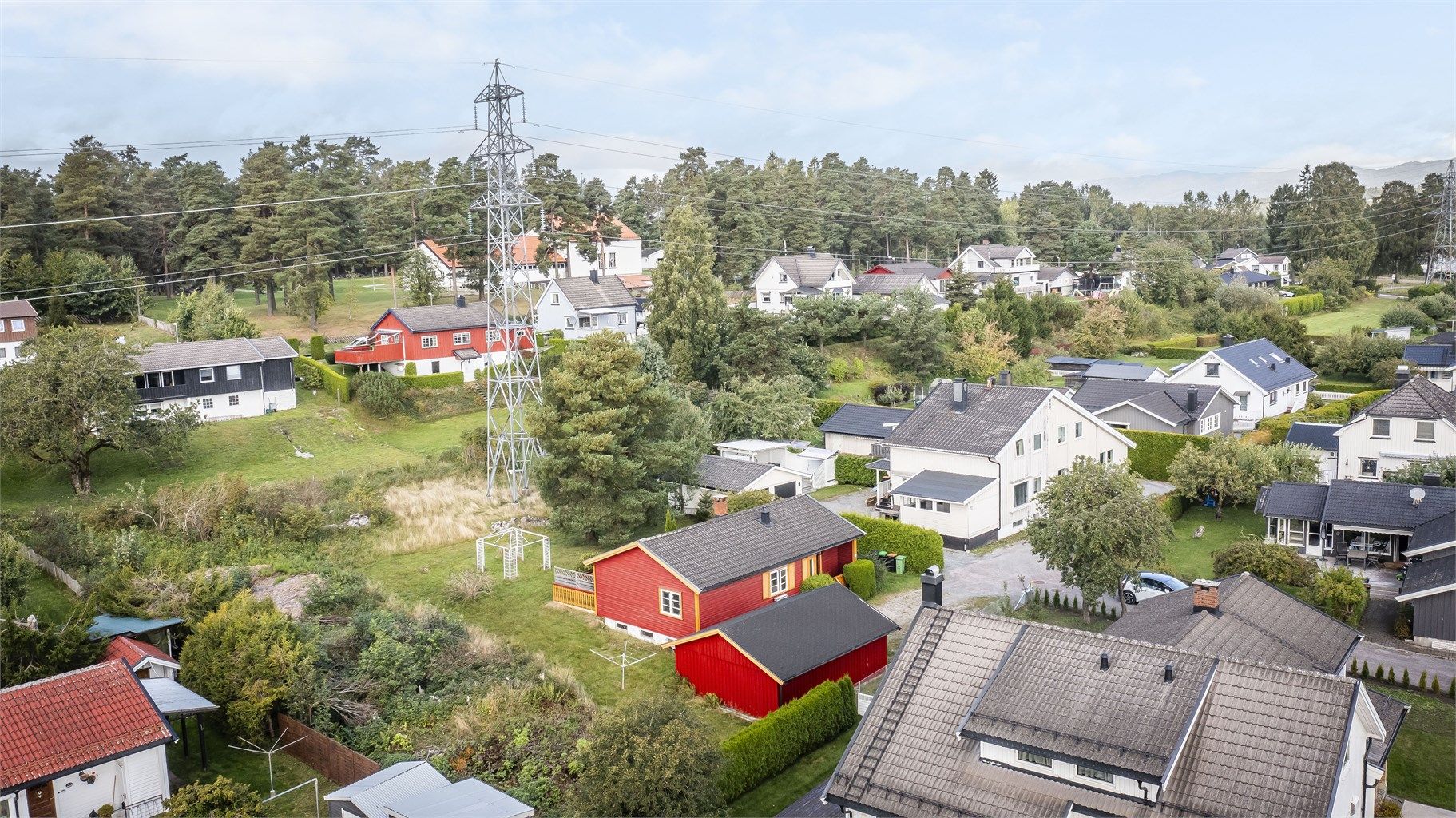 Det gjøres oppmerksom på at høyspentmast og ledninger går over deler av tomten. 