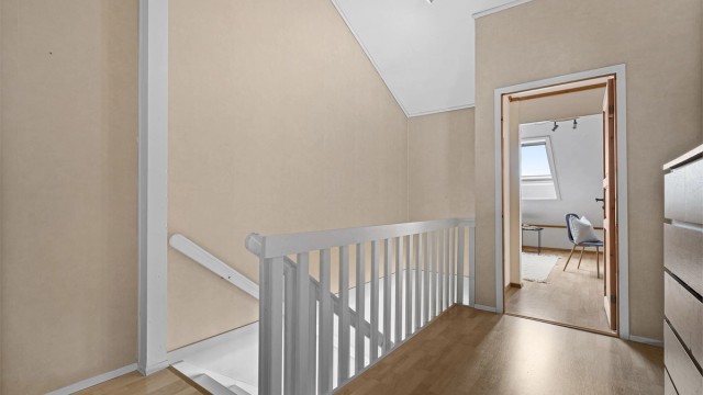 i boligens øverste etasje finer man 2 soverom, klesbod som har og er benyttet som gjesterom/soverom, bad, samt gang med tilgang til loft med god lagringsplass.
Det er meget god takhøyde i denne etasjen, noe som gjør rommene ekstra gode og luftige.
