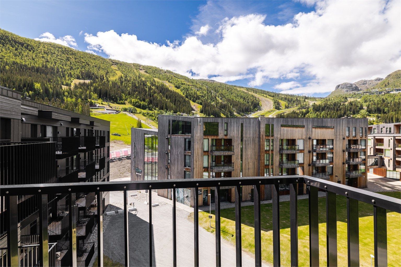 Fra stuen er det direkte utgang til en balkong på ca. 7 m², med utsikt mot fjellandskapet.