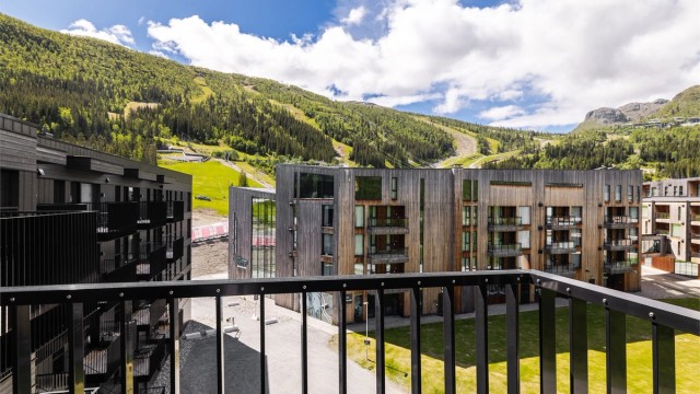 Fra stuen er det direkte utgang til en balkong på ca. 7 m², med utsikt mot fjellandskapet.