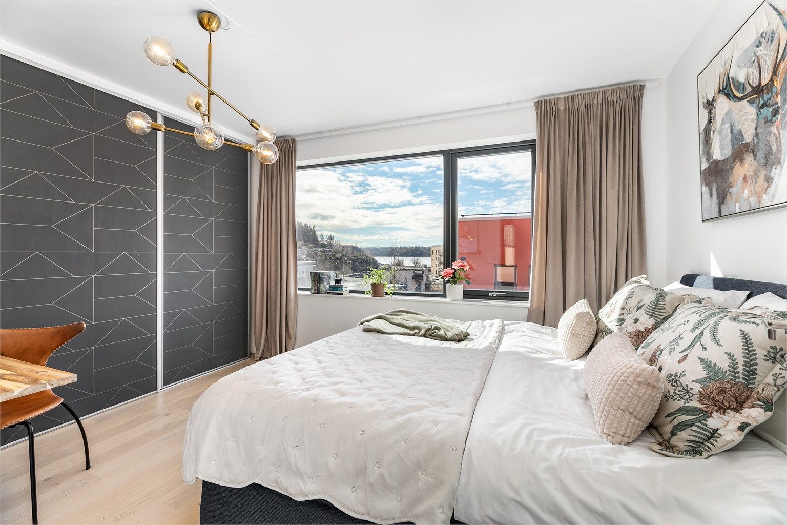 Sjøutsikten som i dag sees i hovedsoverommet er et prisverdig skue å våkne til, året gjennom.