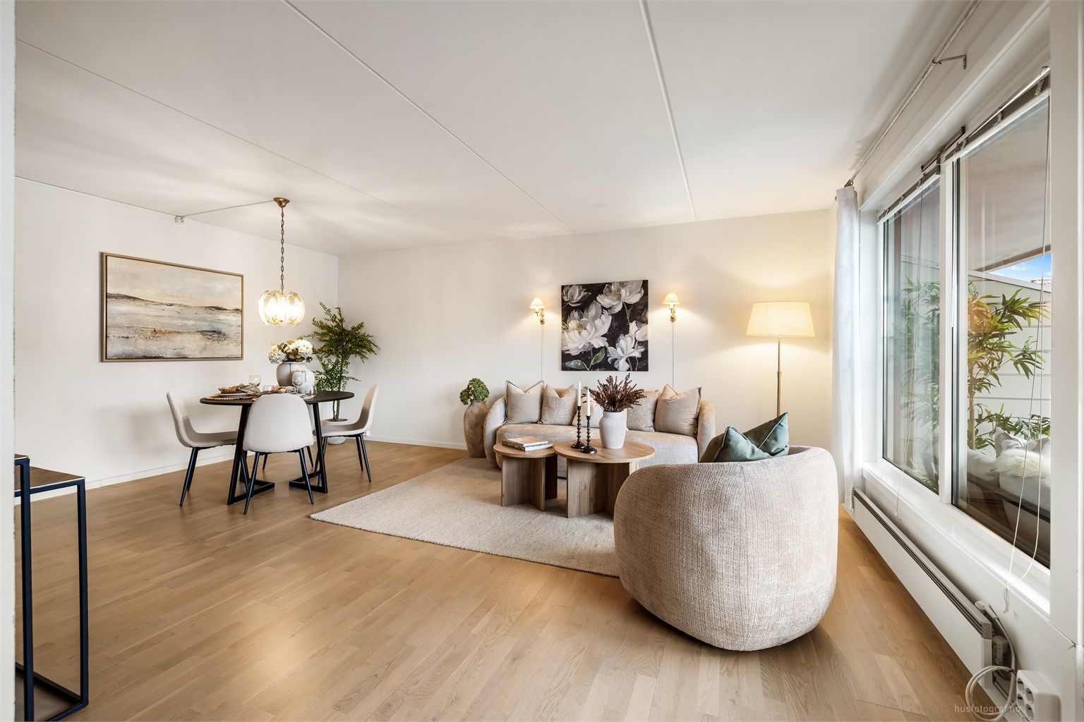 I stuen er det god plass til både spisebord og full sofagruppe.
