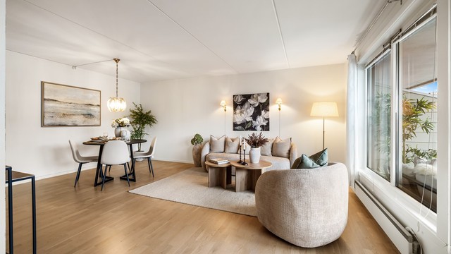 I stuen er det god plass til både spisebord og full sofagruppe.