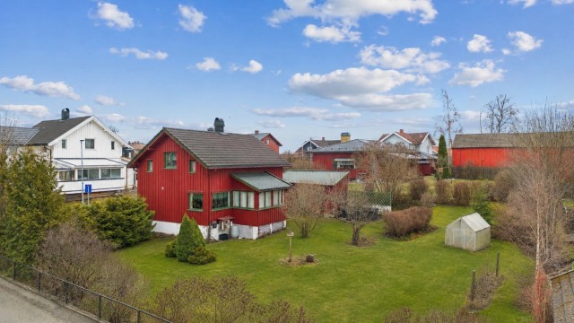 Velkommen til Enerhaugvegen 31 - Sentrumsnær enebolig med mye potensiale.