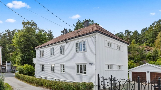 Krogsveen v/Espen Bjørndahl presenterer en klassisk og flott bolig i Lømslands vei 11