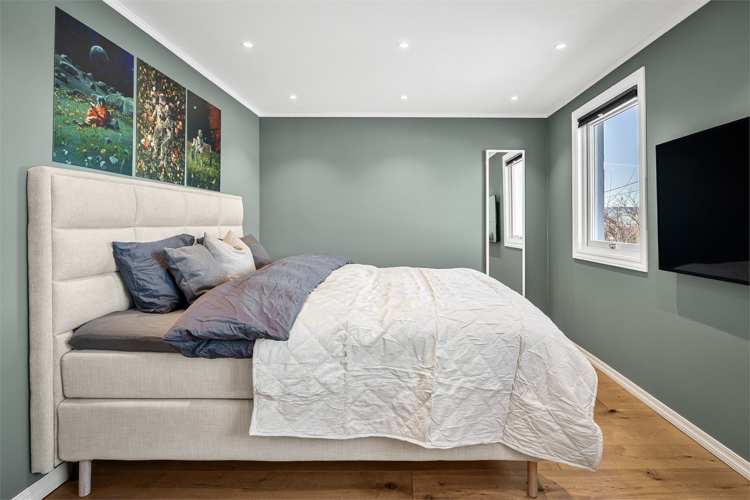 Hovedsoverommet i 1. etasje har parkett på gulvet og malte flater.