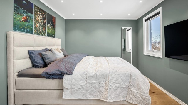 Hovedsoverommet i 1. etasje har parkett på gulvet og malte flater.