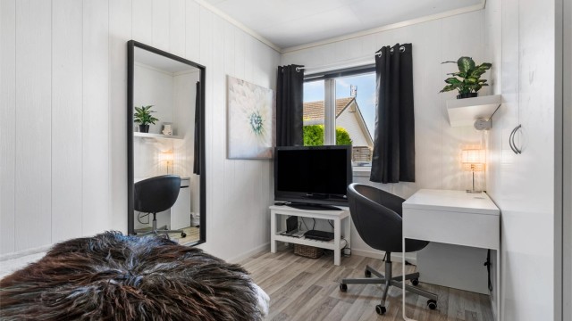 Soverom II: har i likhet med hovedsoverommet vindusflate mot vest