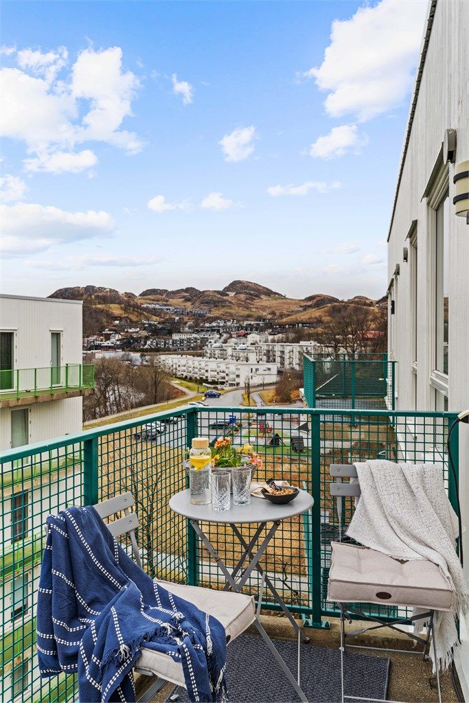 Fra stuen har du utgang til en solrik balkong – fra ca. kl11-kl12 til solnedgang på sommerstid.