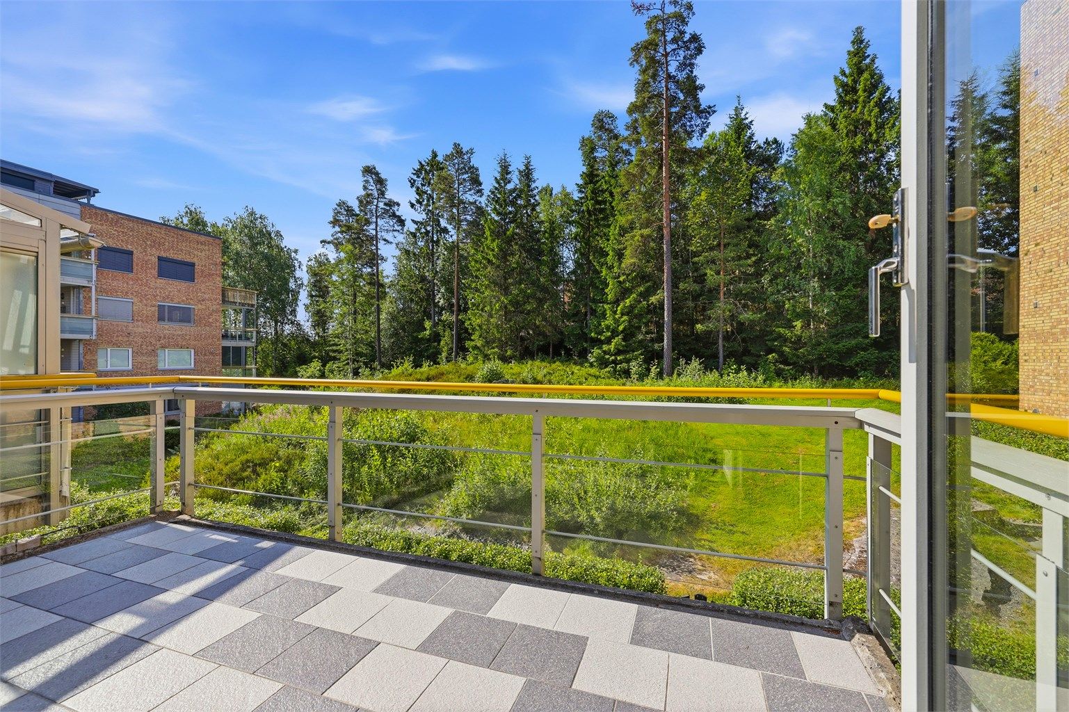 Leiligheten har en herlig balkong på ca 9 kvm. med utsyn mot grøntareal