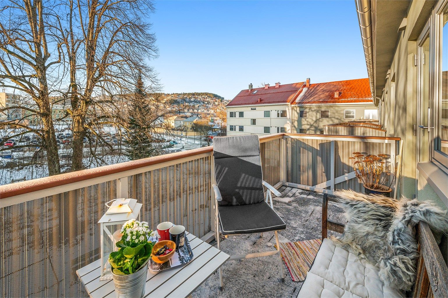 Fra stuen har man direkte utgang til en solfylt balkong på 6 kvm med gode møbleringsmuligheter. Balkongen vil på sommerstid oppleves som en fin forlengelse av stuen.