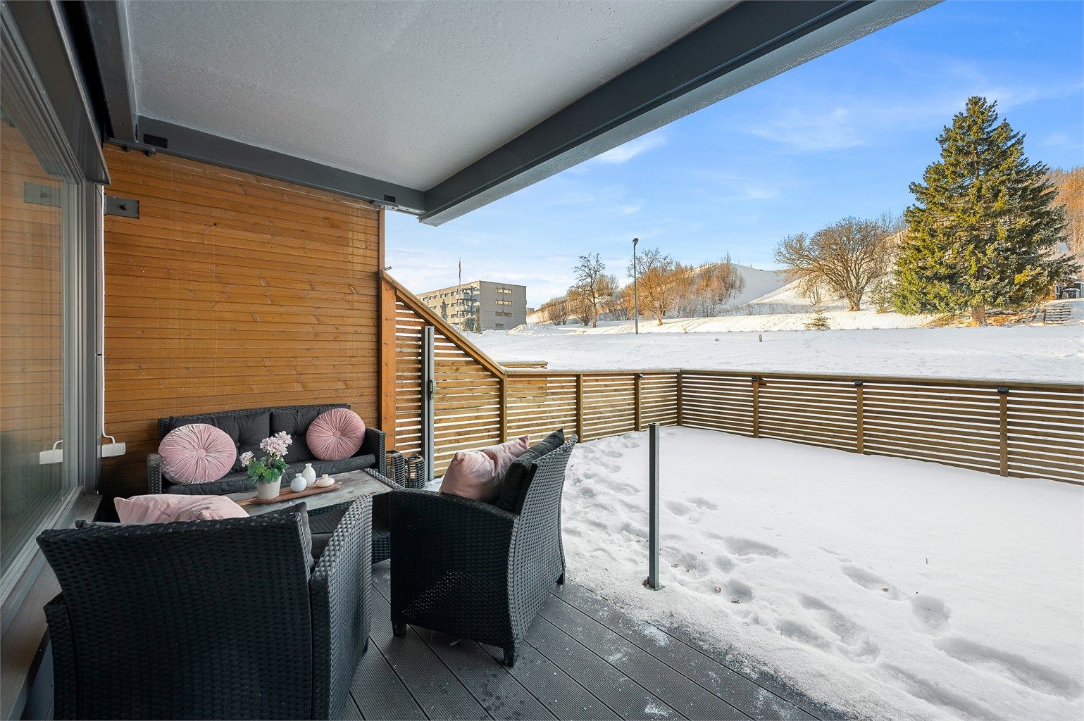 Fra stuen har man direkte utgang til en delvis overbygd terrasse på 11 kvm med god plass til ønsket utemøblement og grill. 