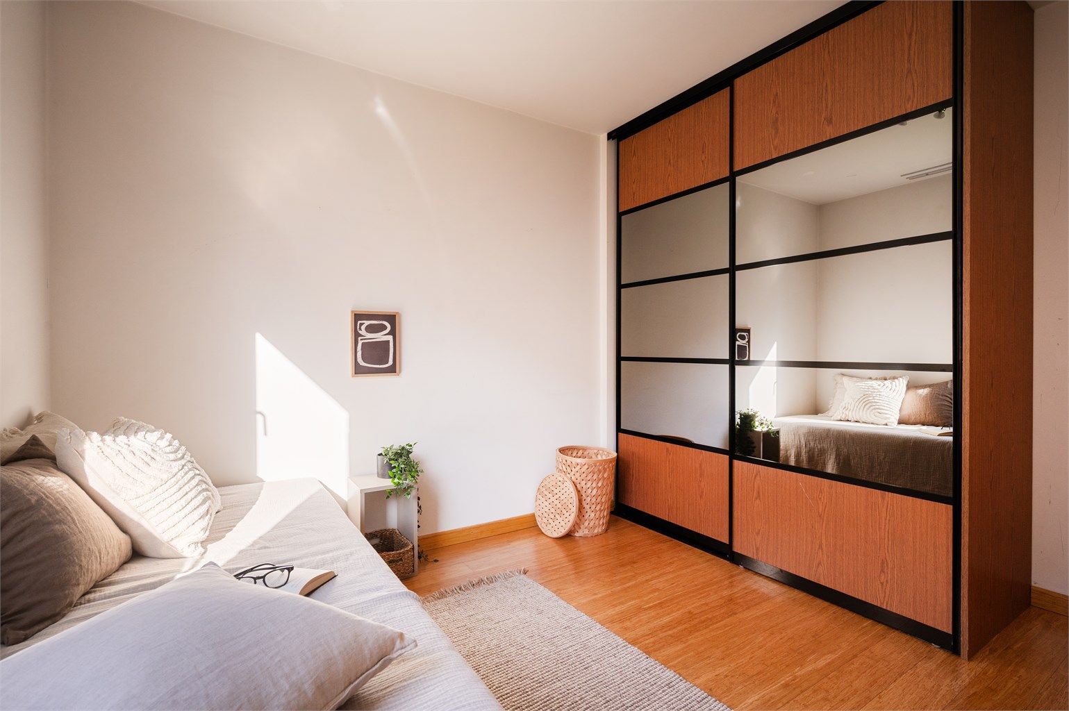 Her er det også en romslig garderobeskap som har rikelig med plass til oppbevaring.