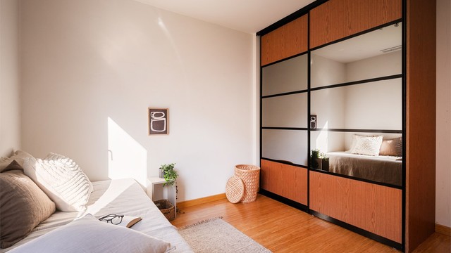 Her er det også en romslig garderobeskap som har rikelig med plass til oppbevaring.