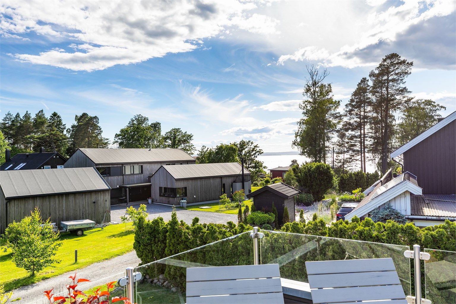På takaltanen sees vestvendt utsikt til Oslofjorden, Bastøy og Vestfold-siden.