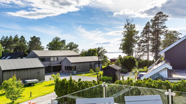 På takaltanen sees vestvendt utsikt til Oslofjorden, Bastøy og Vestfold-siden.