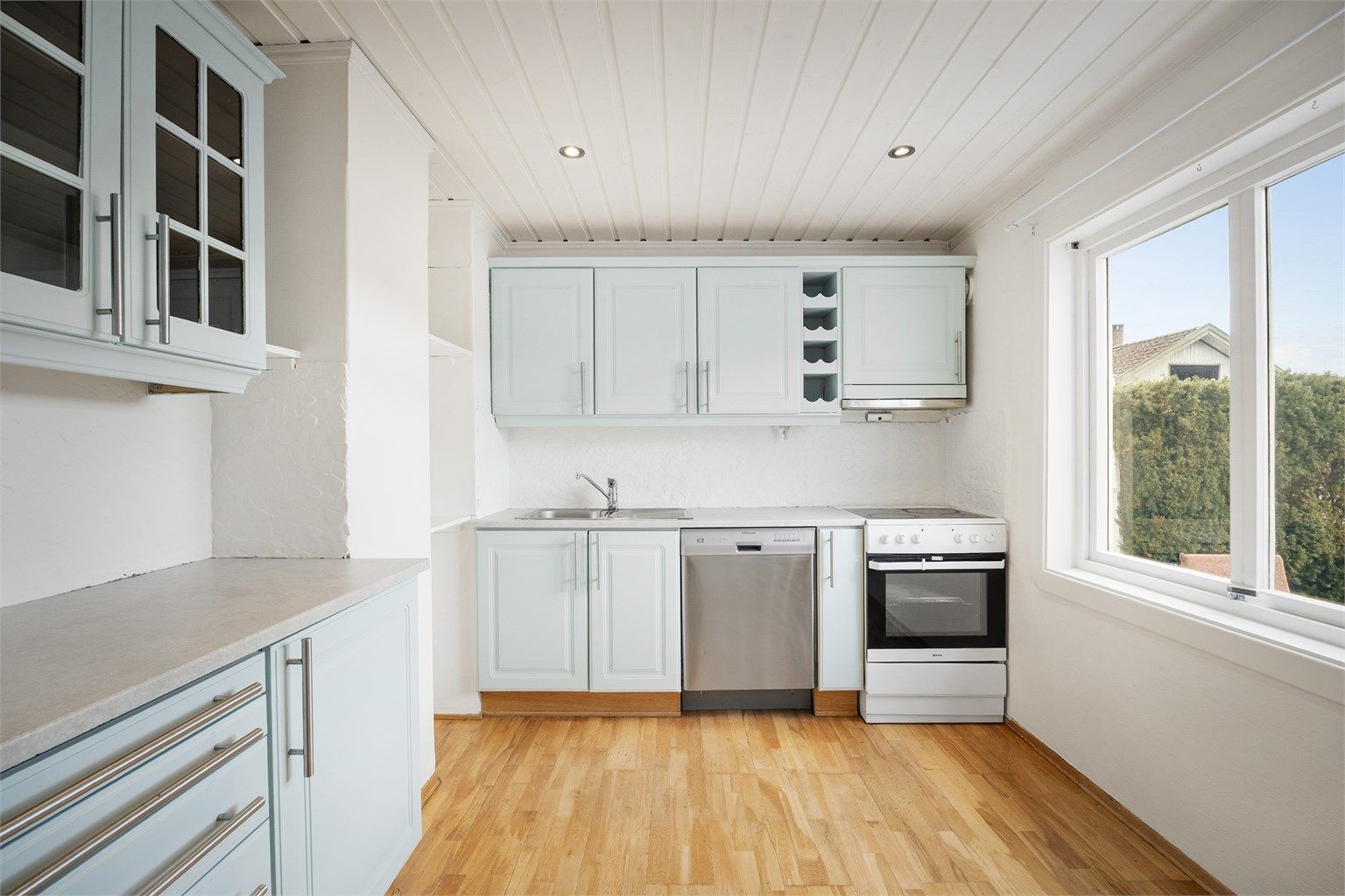 Kjøkkenet har en klassisk innredning med profilerte fronter og benkeplater i heltre