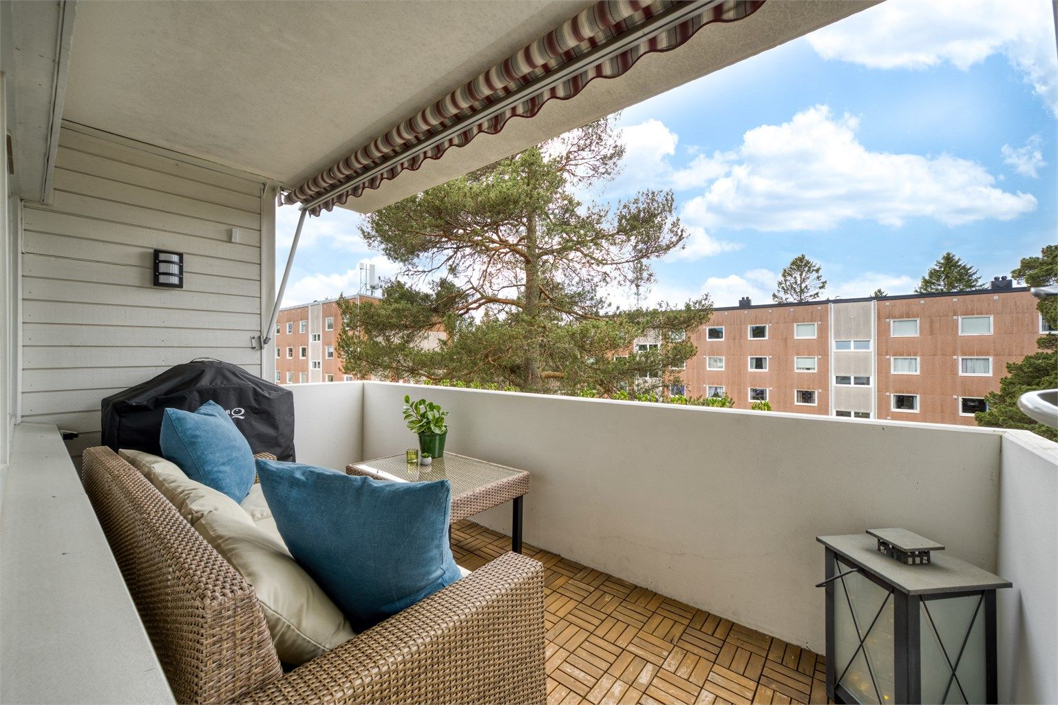 Fra stuen er det utgang til en romslig, vestvendt balkong på 8 m². Her er det god plass til en sittegruppe for å nyte rolige dager.