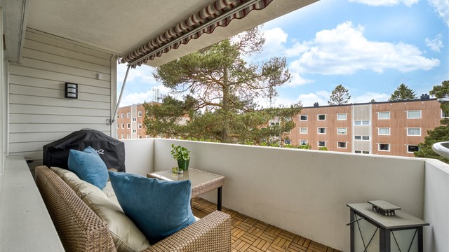 Fra stuen er det utgang til en romslig, vestvendt balkong på 8 m². Her er det god plass til en sittegruppe for å nyte rolige dager.