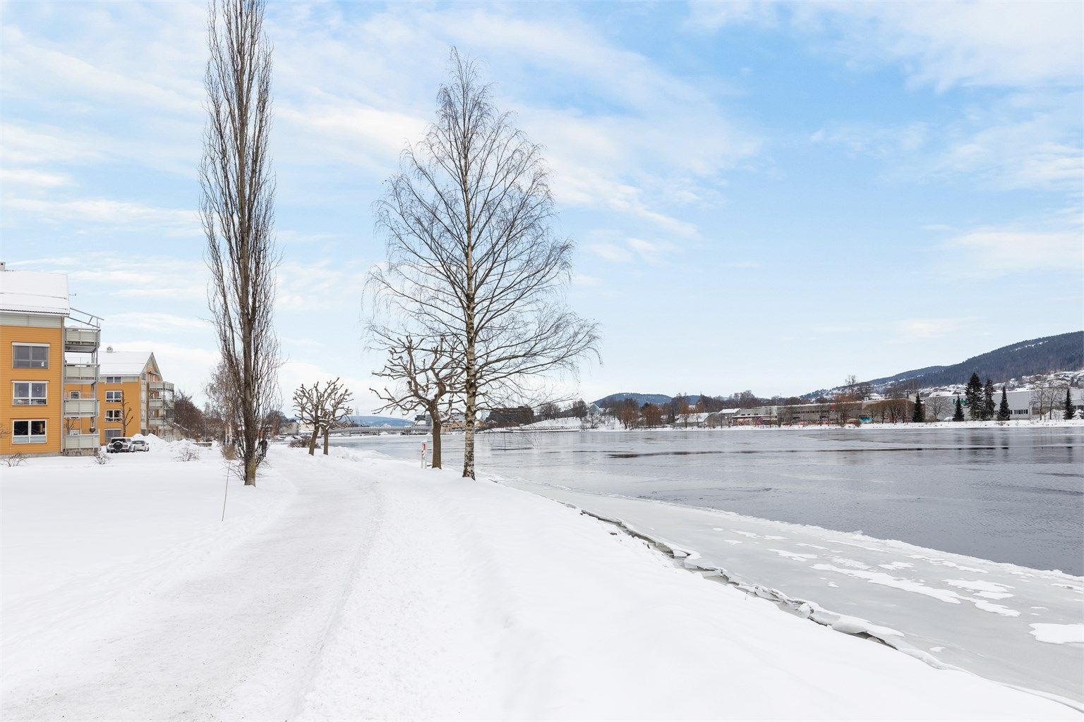 Rett utenfor døren har du umiddelbar tilgang til den hyggelige strandpromenaden langs Drammenselva.