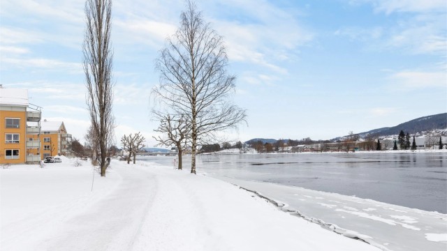 Rett utenfor døren har du umiddelbar tilgang til den hyggelige strandpromenaden langs Drammenselva.