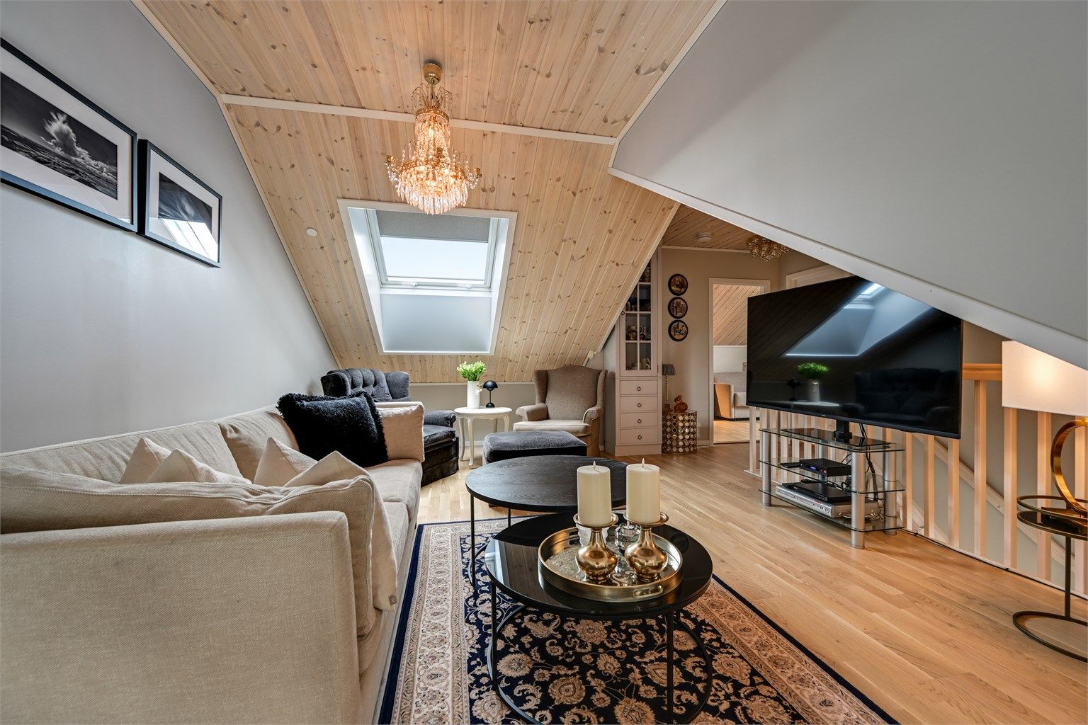 Rommet er lyst og innbydende med gode innredningsmuligheter. 