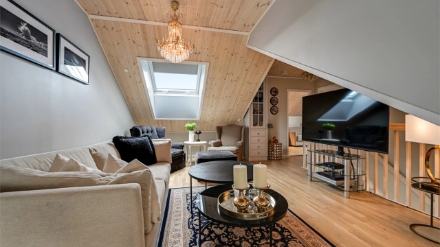 Rommet er lyst og innbydende med gode innredningsmuligheter.