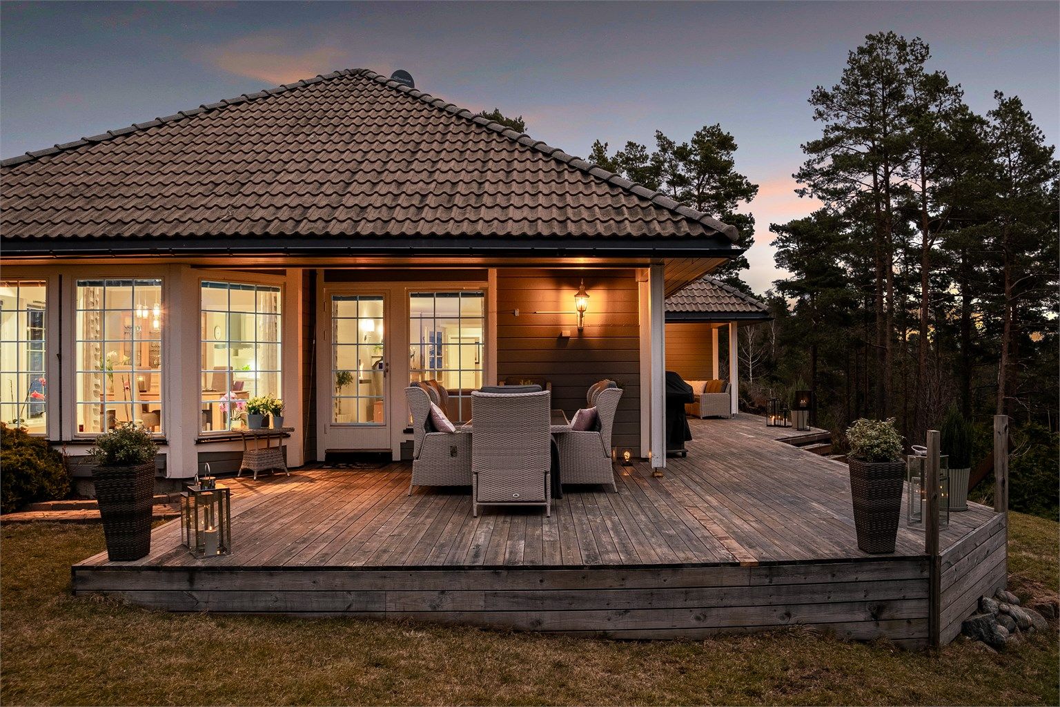 Terrasse på hele 70 kvm. er anlagt langs boligens søndre og østre side.