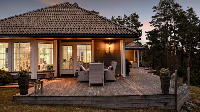 Terrasse på hele 70 kvm. er anlagt langs boligens søndre og østre side.