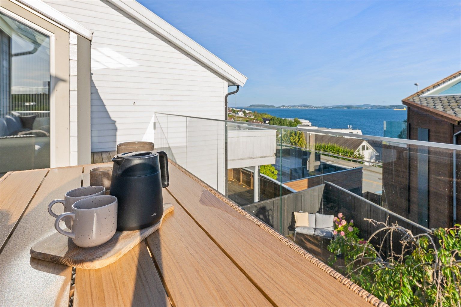 Terrasse med fin utsikt og sol fra morgenen av. 