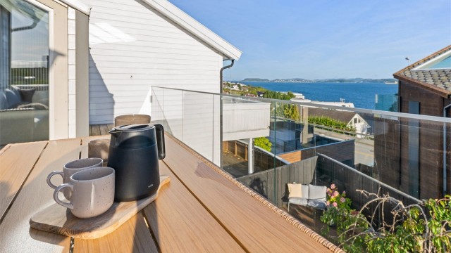 Terrasse med fin utsikt og sol fra morgenen av.