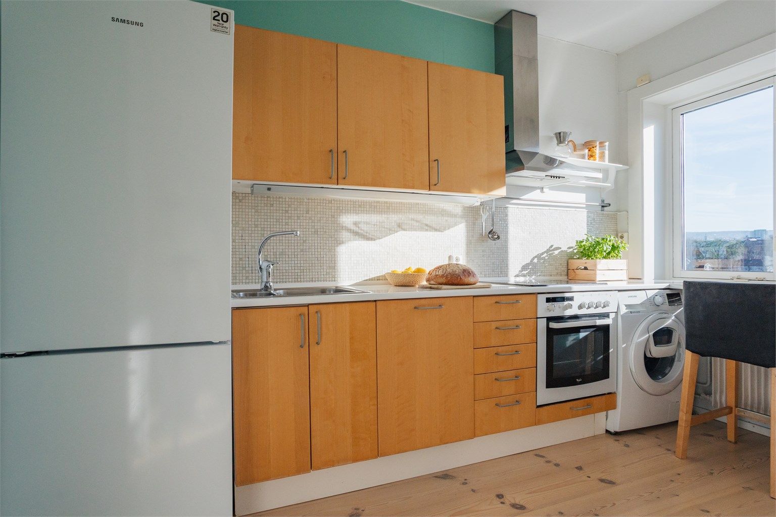  Kjøkkenet er utstyrt med integrert platetopp, stekeovn, kullfilterventilator og oppvaskmaskin, og har i tillegg opplegg for vaskemaskin