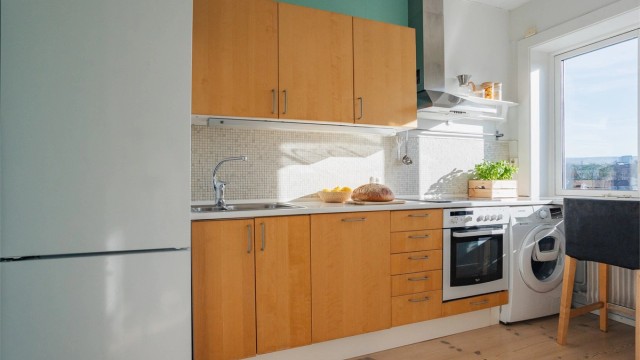 Kjøkkenet er utstyrt med integrert platetopp, stekeovn, kullfilterventilator og oppvaskmaskin, og har i tillegg opplegg for vaskemaskin