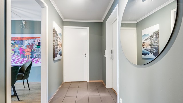 Du ønskes velkommen inn i et hyggelig vindfang med god plass til oppbevaring av sko og yttertøy.