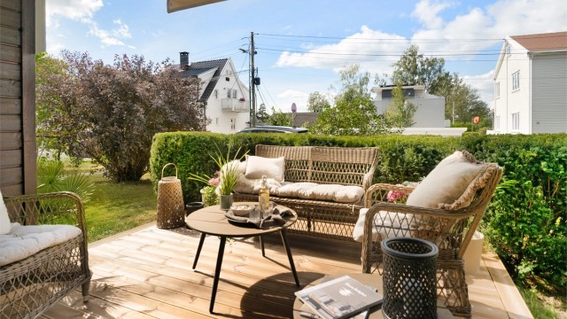 Velkommen til Steinhammerveien 6B og denne flotte og svært velholdte 3-roms eierseksjonen med solrik uteplass og garasje - Presentert av Christoffer S. Akerjordet og Krogsveen Nordstrand.