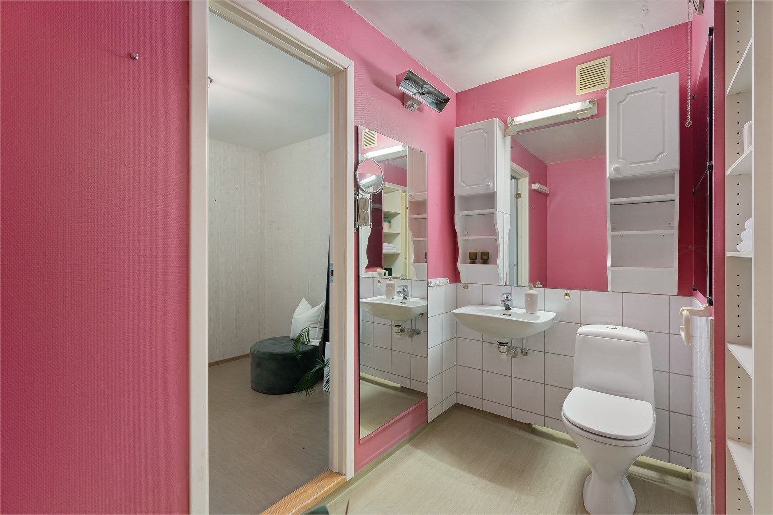 Leiligheten har 2 eldre baderom