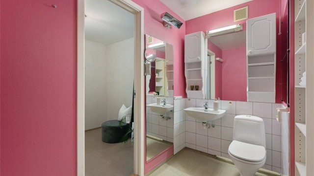 Leiligheten har 2 eldre baderom