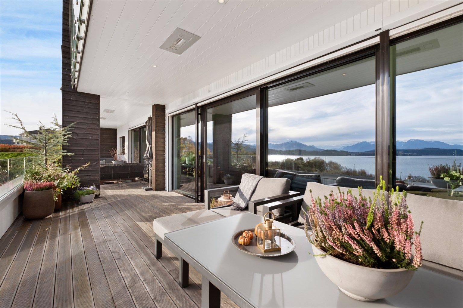 Stor terrasse som dels er overbygd og gir gode muligheter for hyggelige kvelder med flott utsikt mot fjorden