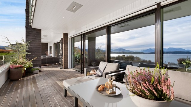 Stor terrasse som dels er overbygd og gir gode muligheter for hyggelige kvelder med flott utsikt mot fjorden