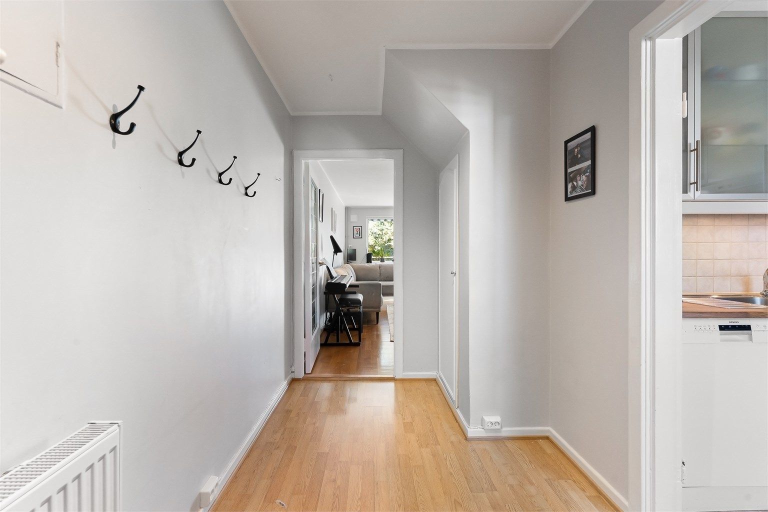 Videre inn fra gangen åpner stuen seg som et lyst og luftig rom.