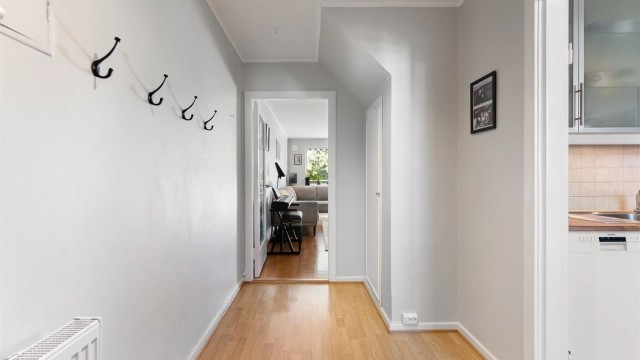 Videre inn fra gangen åpner stuen seg som et lyst og luftig rom.