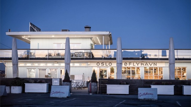 Besøk Sjøflyhavna med sin flotte beliggenhet ved vannkanten rett i nærheten - perfekt for en kaffe i solen eller en spasertur langs fjorden.