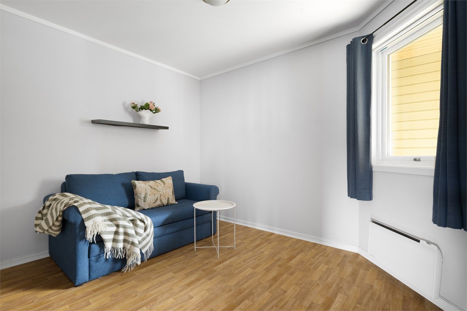 Leilighetens andre soverom egner seg godt som gjesterom, barnerom eller kontor.