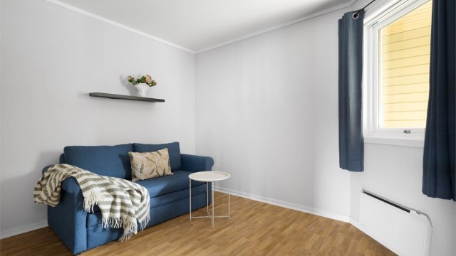 Leilighetens andre soverom egner seg godt som gjesterom, barnerom eller kontor.