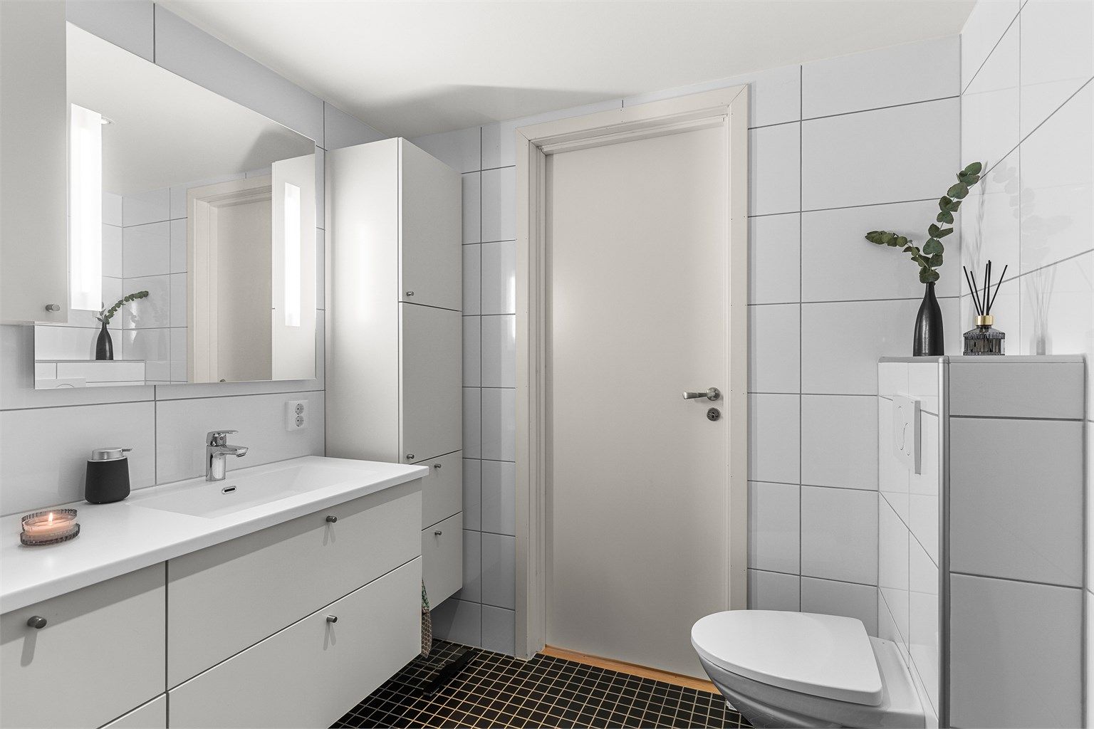 Pent flislagt bad på 5 kvm med gulvvarme, downlights i himling og moderne baderomsinnredning fra HTH.