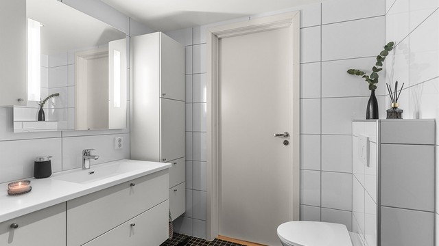 Pent flislagt bad på 5 kvm med gulvvarme, downlights i himling og moderne baderomsinnredning fra HTH.